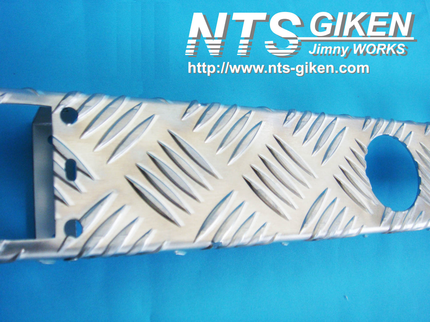 ジムニー用アルミ縞板製フロントエプロン(丸穴タイプ)適用車種:SJ30,SJ40,JA71,JA51,JA11,JB31