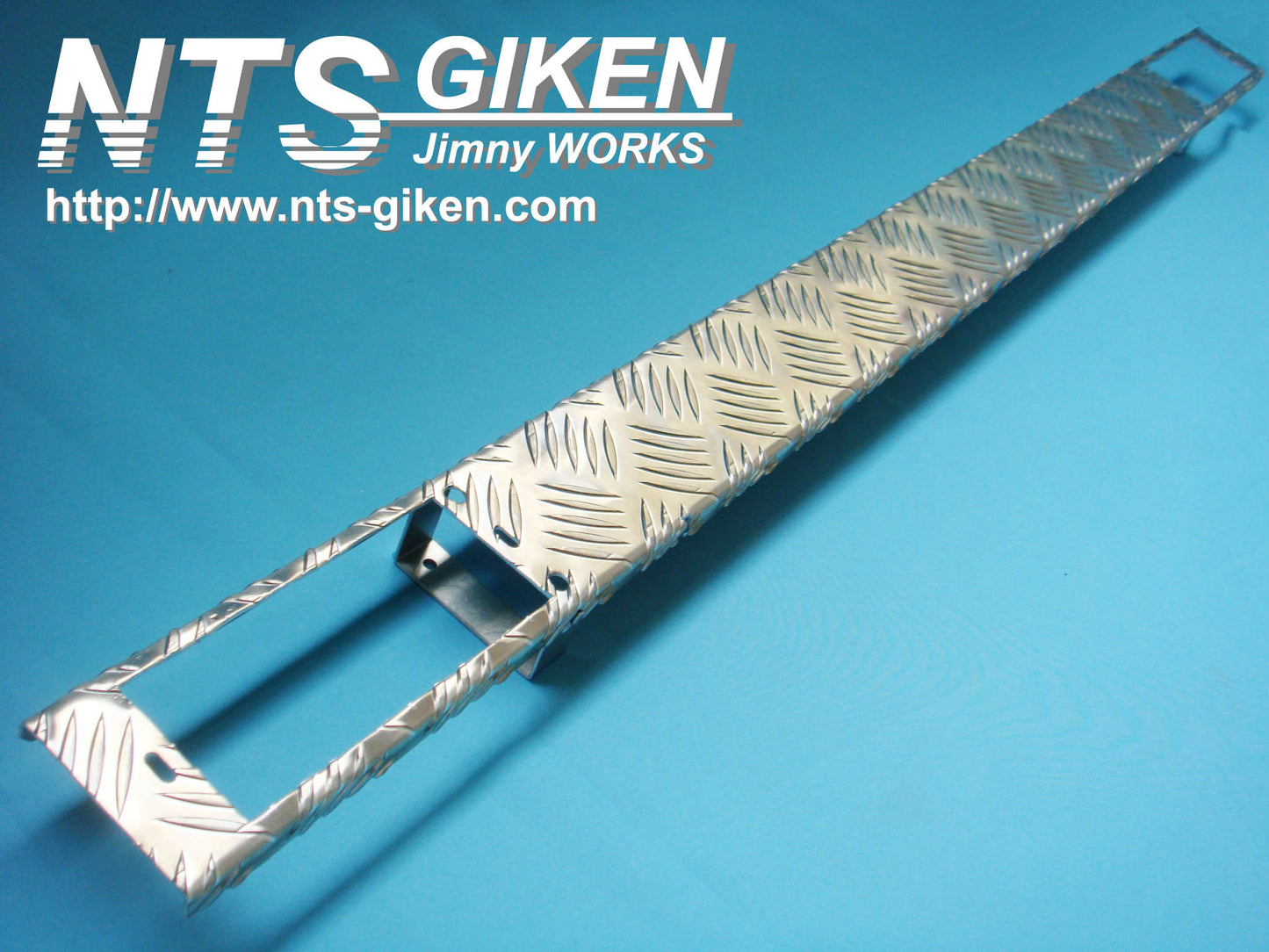 ジムニー用アルミ縞板製フロントエプロン(穴無しタイプ)適用車種:SJ30,SJ40,JA71,JA51,JA11,JB31