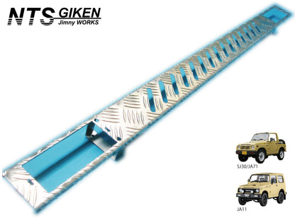 ジムニー用アルミ縞板製フロントエプロン(長穴タイプ)適用車種:SJ30,SJ40,JA71,JA51,JA11,JB31